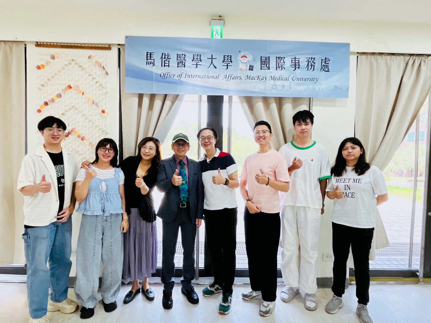 本處成員 Office of International Affairs Staff Members (左三熊誼芳國際處長， 左四本校周克修董事長，右四廖恩慈國際組長)